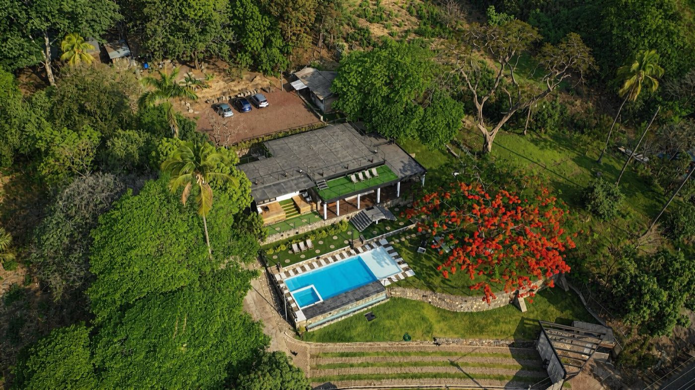 Producción aérea con drone: villa con piscina entre la selva