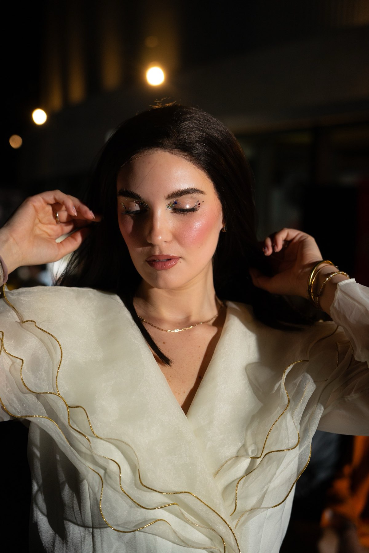 Fotografía de moda: retrato backstage de maquillaje y vestuario de pasarela
